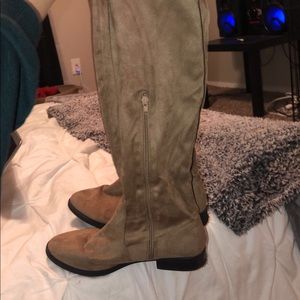 Knee high women’s boots !